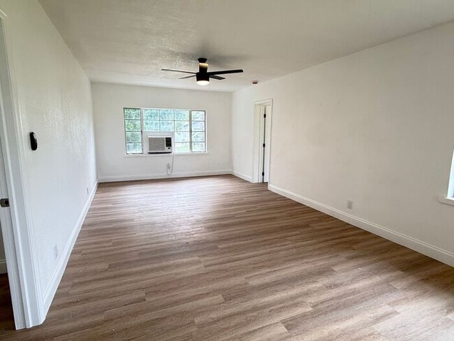 Building Photo - Groveland Home on large lot