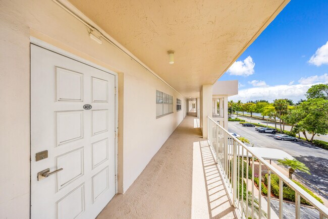 Building Photo - 3151 S Palm Aire Dr