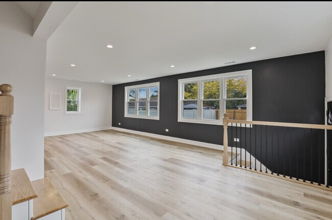 Building Photo - 9705 Oak Park Ave