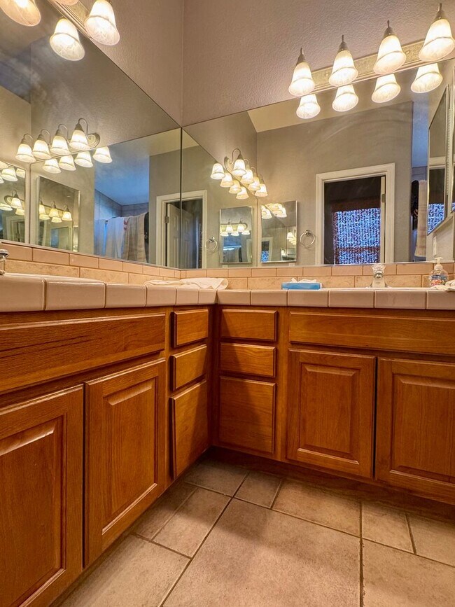 Building Photo - Don't miss this beutiful home with a  pool and mountain views