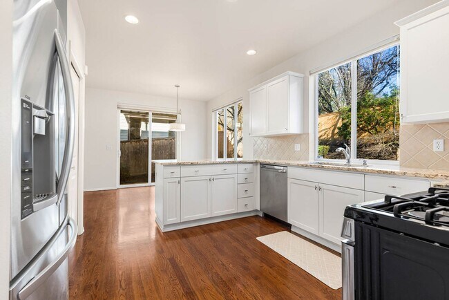 Building Photo - 824 Chelan Pl NE