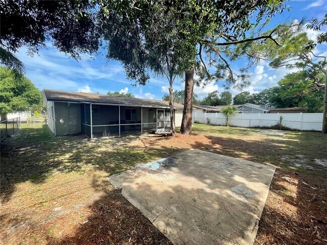 Building Photo - 2101 Utica Dr