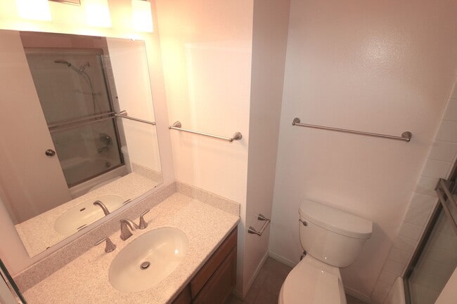 Building Photo - 3/2 house in North Clairemont! 2 car garag...