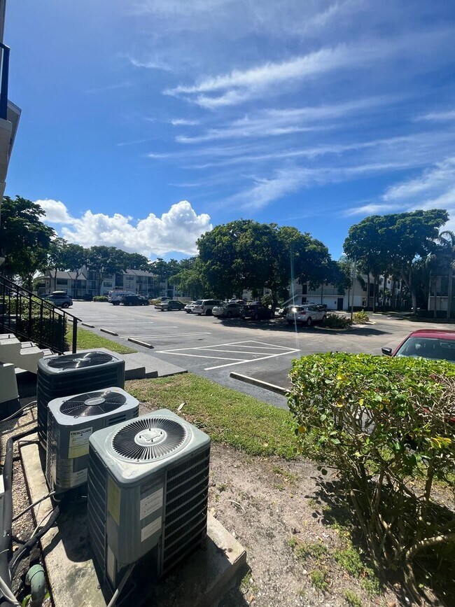 Building Photo - ONE BEDROOM ONE BATHROOM!! WATERFRONT COMMUNITY