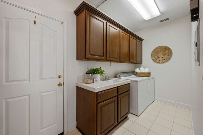 Building Photo - Beautiful home in Serrano. Must See!