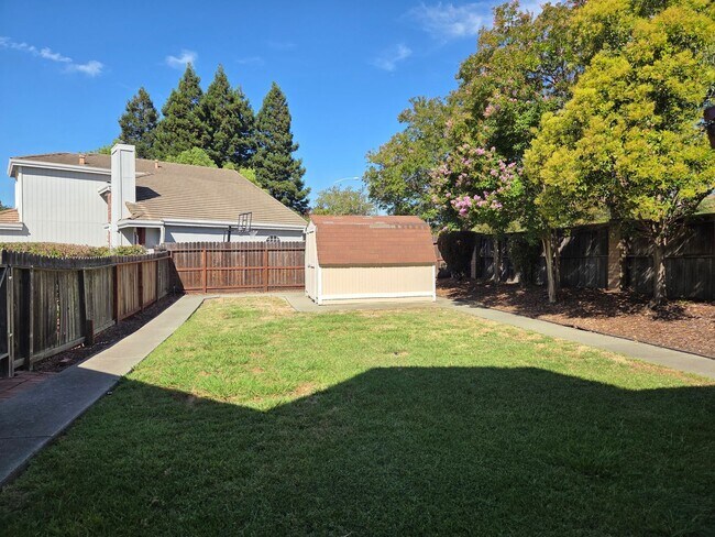 Building Photo - Spacious Laurel Creek Home