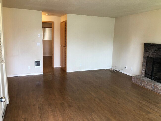 Building Photo - Updated 2 bed 1 bath duplex