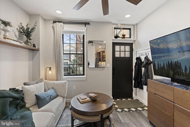 Building Photo - 526 E Thompson St