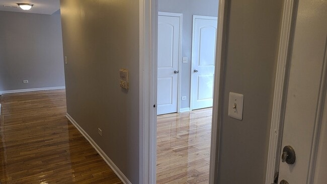 Building Photo - 1407 E 69th Pl