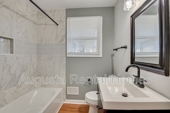 Building Photo - 2312 Mura Dr