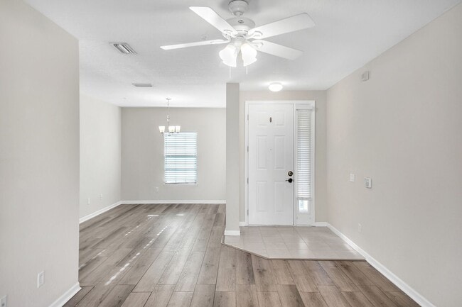 Building Photo - Welcome to this 2 bedroom, 2 bathroom condo in the wonderful community of Palencia.