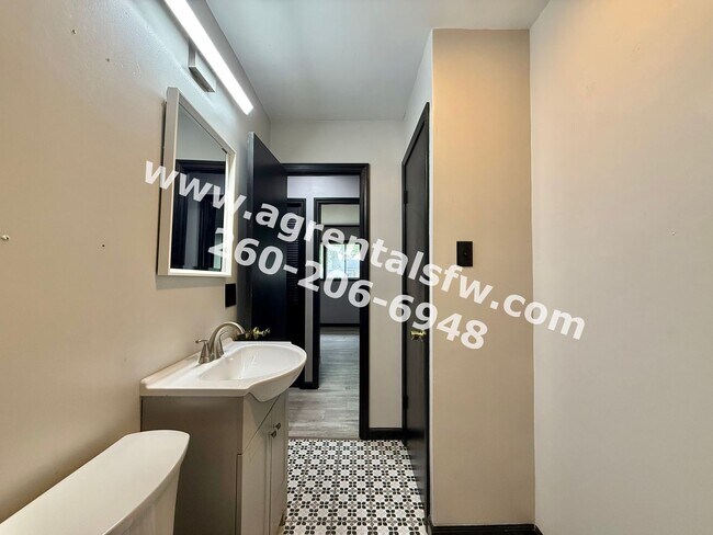 Building Photo - 3 Bedroom House