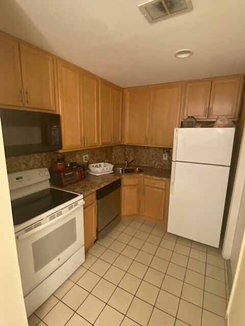 Kitchen - 1950 N Andrews Ave