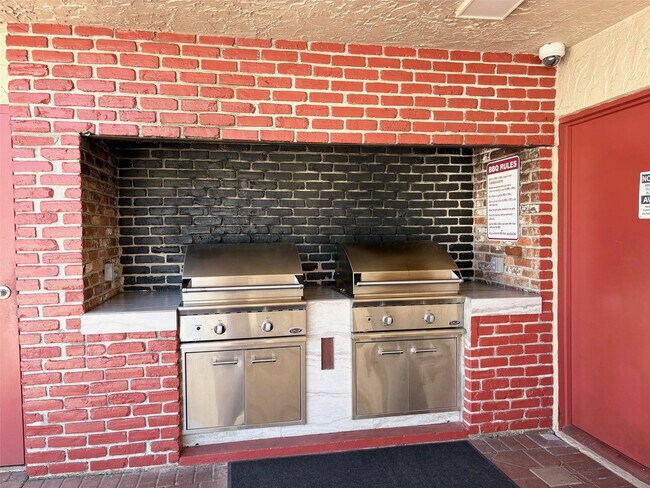 Building Photo - 1055 Country Club Dr