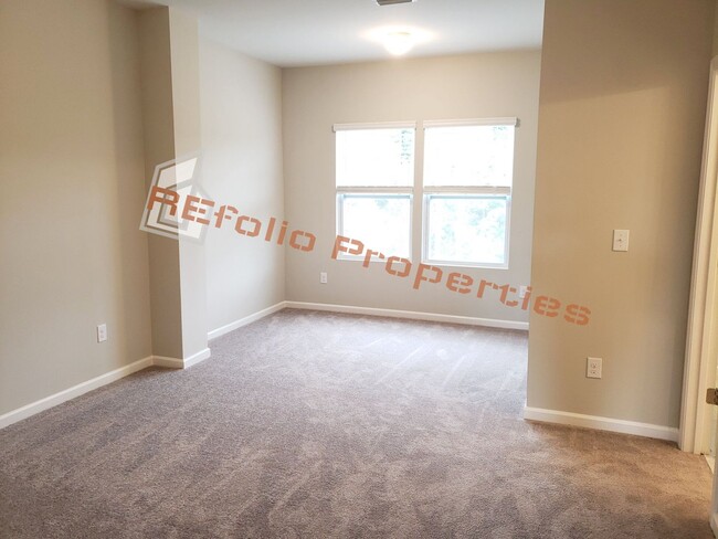 Building Photo - Beautiful 3 Story 3 Bedroom 3.5 Bathroom T...