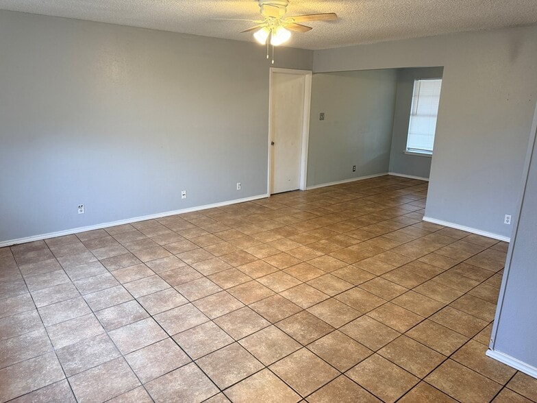 Building Photo - 2 Star Cir