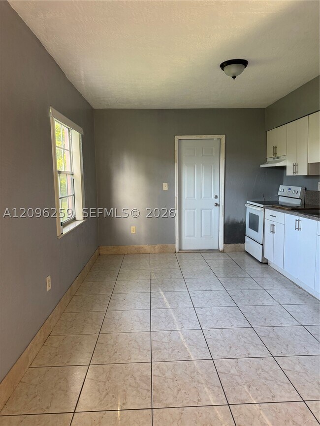 Building Photo - 6027 SW 36th Ct