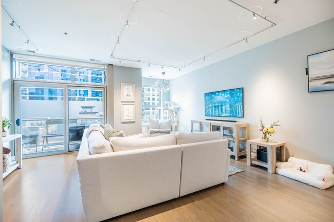 Building Photo - 150 W Superior St