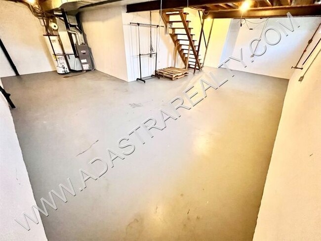 Building Photo - Spacious Duplex in Blue Valley-Available NOW!!