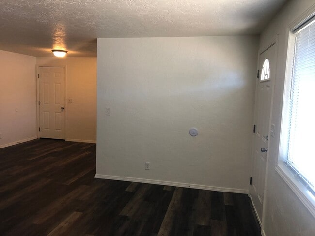 Building Photo - Freshly updated 2 bedroom 1 bathroom duplex with garage!