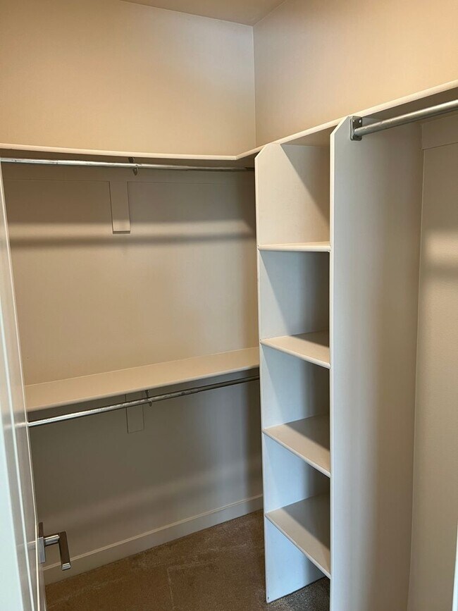 Building Photo - Modern 3 Bed/ 4 Bath, Detached, Private Dr...