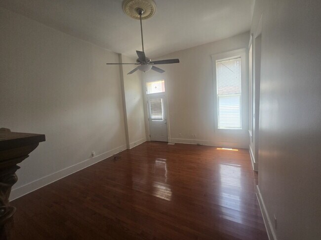 Building Photo - "2-Bed Condo with Gleaming Hardwood Floors...