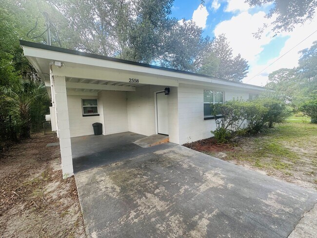 Building Photo - 2558 Spirea St