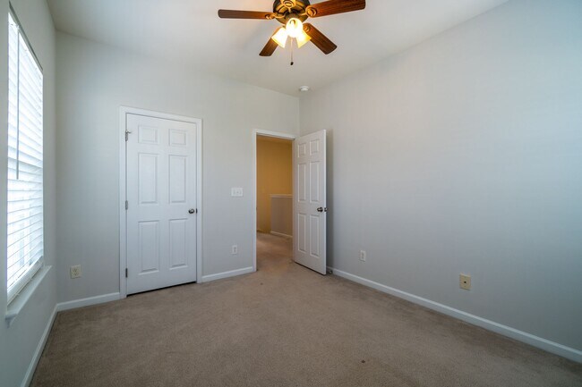 Building Photo - Gorgeous 3 Bedroom Townhome in Davidson