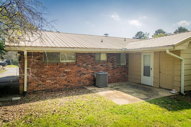 Building Photo - Charming Pet-Friendly 2BR Home with Off-Street Parking in Chattanooga