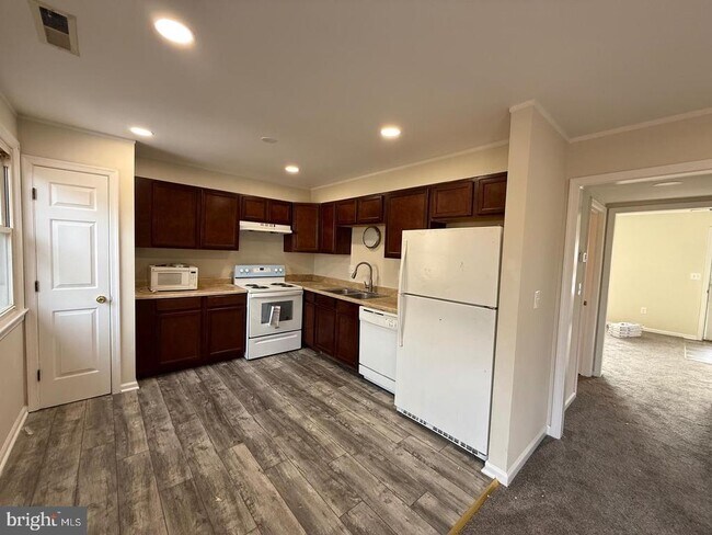 Building Photo - 230 Overlook Ct