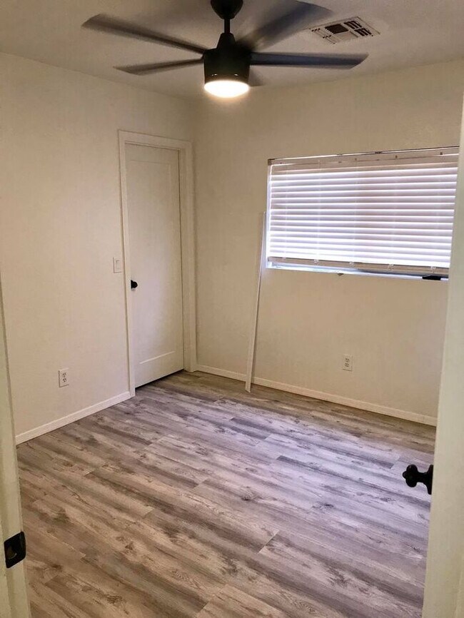 Building Photo - Spacious 3-bedroom plus den in North Phoenix