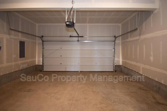 Building Photo - 2269 Livesay Ln