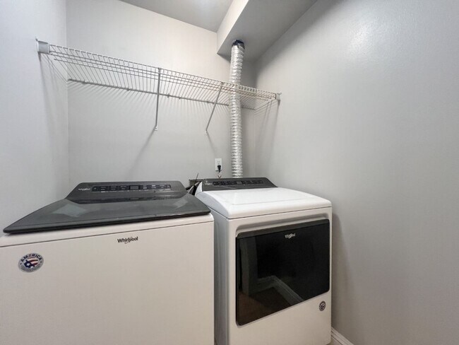 Building Photo - 2Bd/3Ba Seattle Townhouse