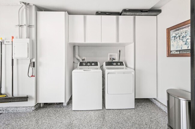Building Photo - Long Term Unfurnished Rental available a f...