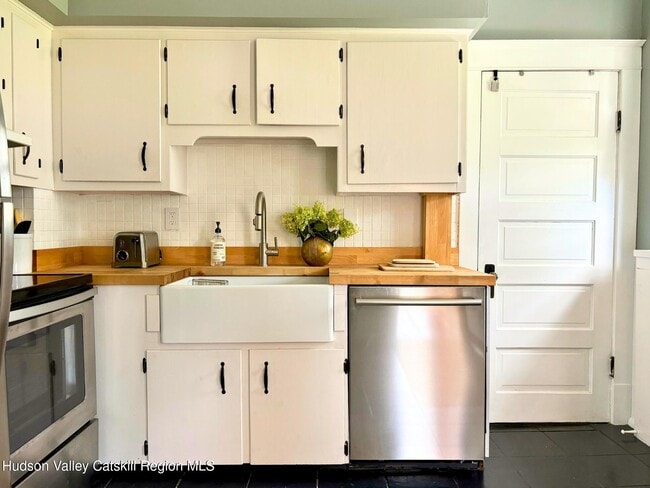 Building Photo - 590 NY-23B