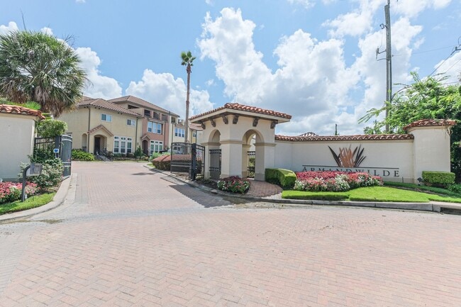 Building Photo - Furnished 3BR 3 Story Townhome