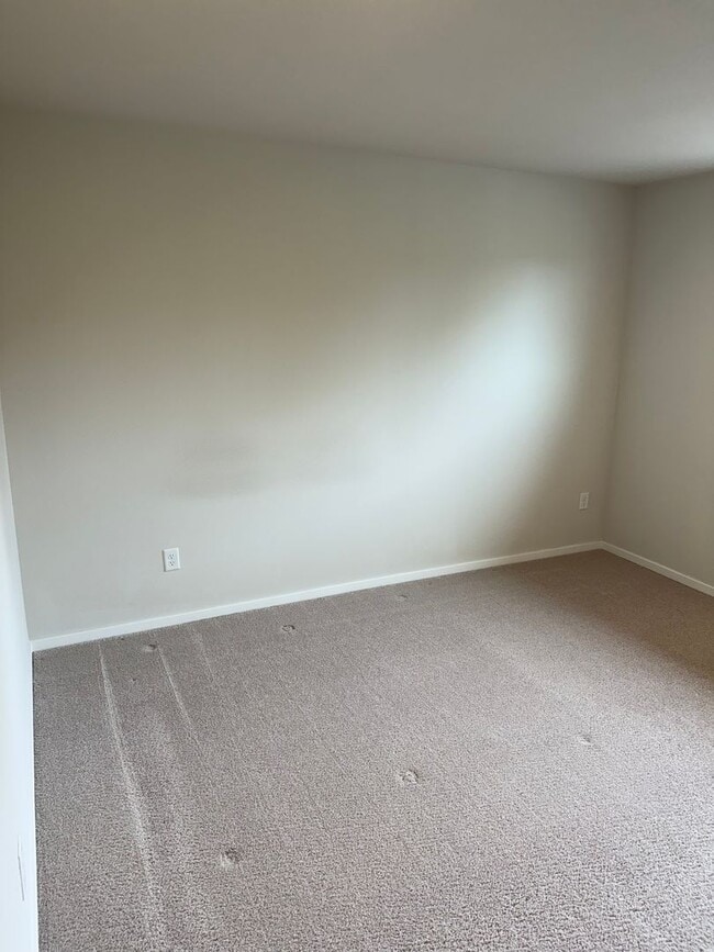 Building Photo - Goregous 2 Bedroom Townhome with 2 Car Gar...