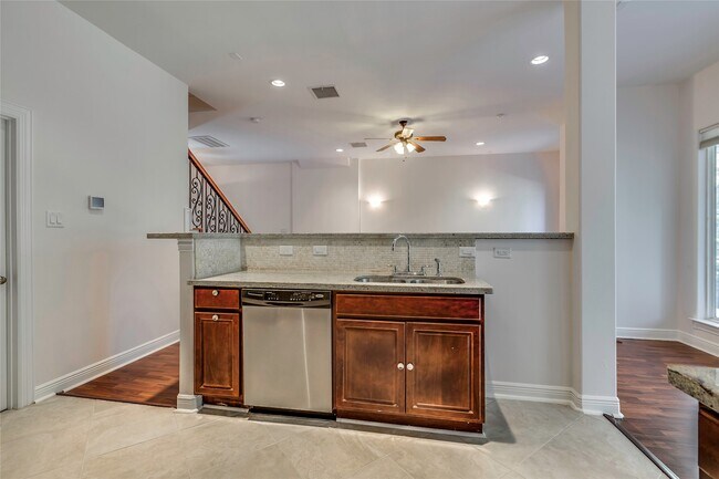 Building Photo - 12870 Kingsbridge Ln