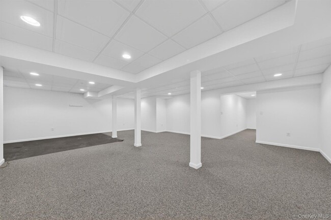 Building Photo - 5 Clearwater Ct