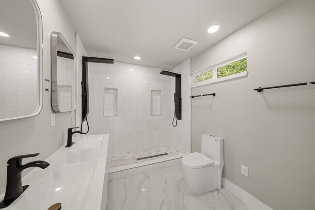 Building Photo - Fully Renovated 4-Bedroom in Northwest Houston with a Private Gated Drive