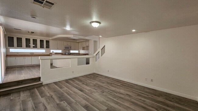 Building Photo - 4 Bedrooms near Silverado Ranch!