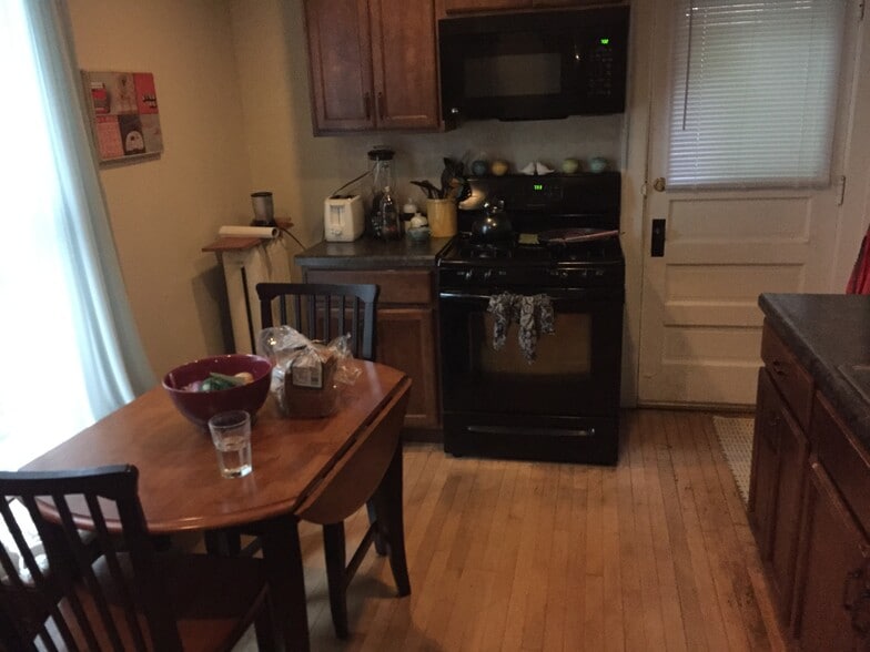 Kitchen - 1041 Jenifer St