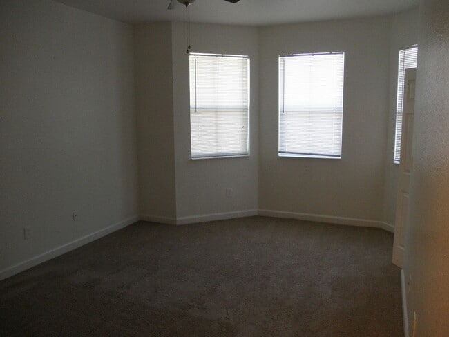 Building Photo - Shoma Townhomes