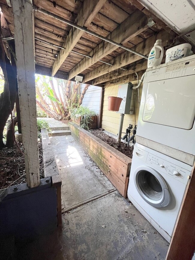 Building Photo - Bernal Heights Garden Cottage - Pet Friendly!