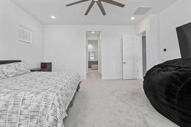 Building Photo - Newer Single Story 5 Bedroom 3 Bath Home in Vail