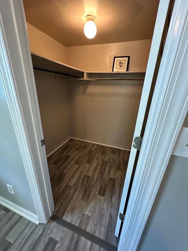 Building Photo - 3 Bed/ 1 Bath and move-in ready! www.PMCor...