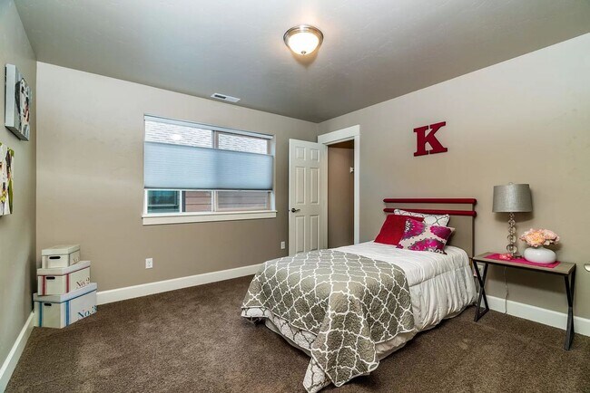 Building Photo - Gorgeous home in SE Bend with pool access ...