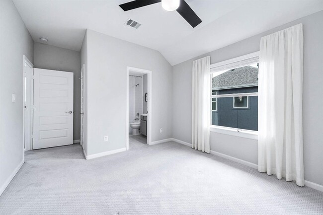 Building Photo - 2022 Groveland Glen Dr