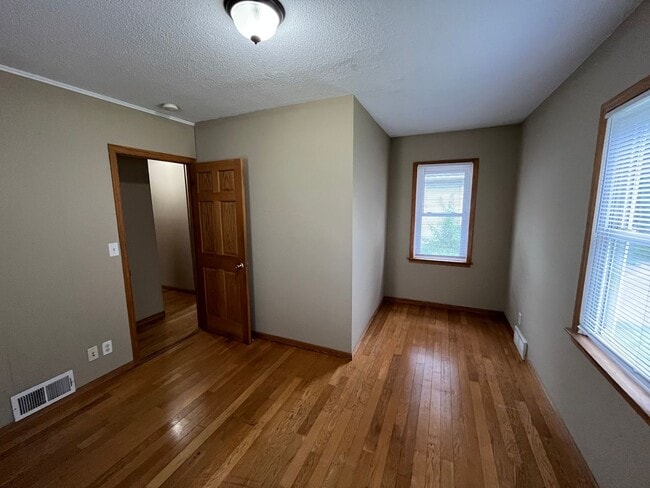 Building Photo - Gorgeous 2 Bedroom House with Massive Two Car Garage! Apply Today!