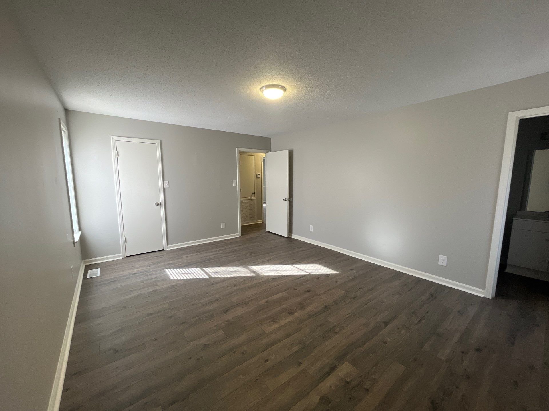 Building Photo - 102 Commanche Trl